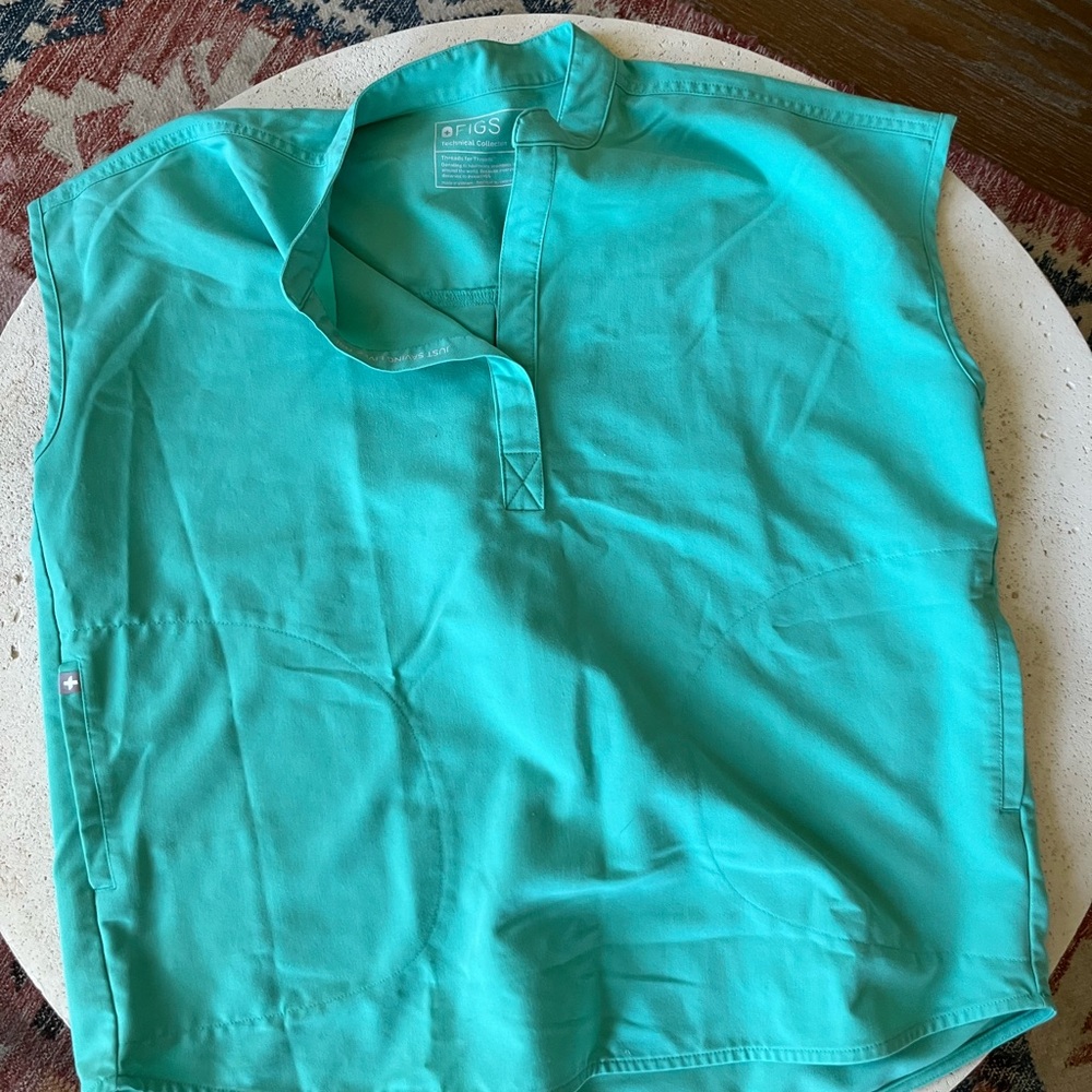 Figs Rafaela Aqua color scrub top size medium